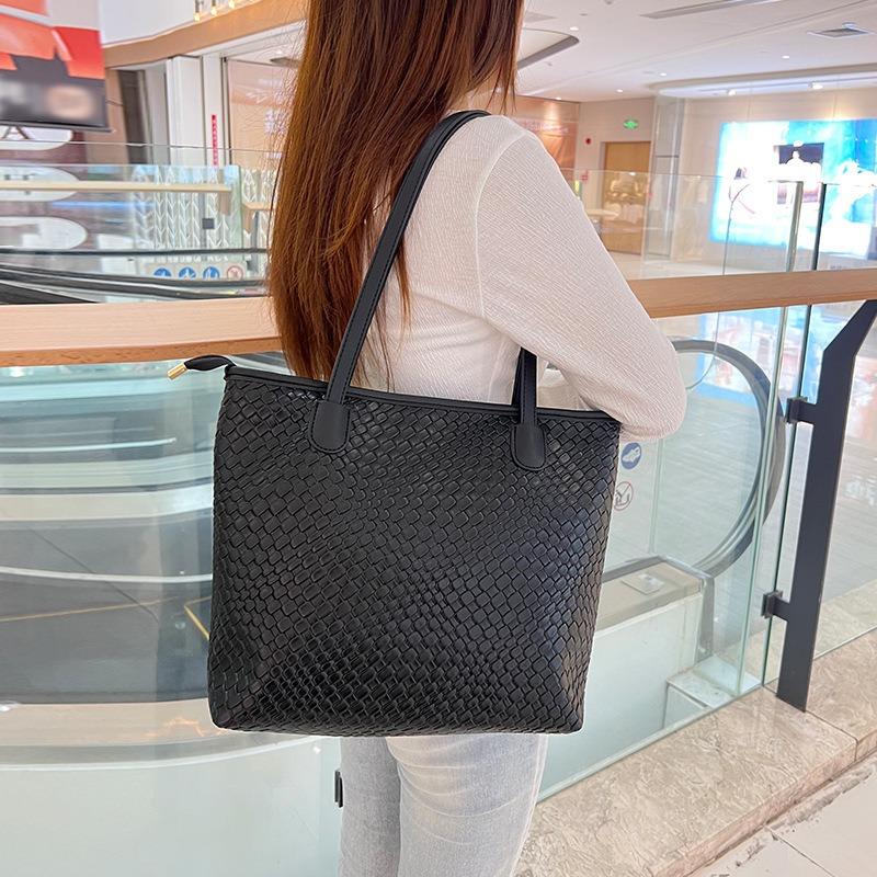 Bag Women's New Fashion Casual Tote Bag Large Capacity Commuter Weaving High-end Single Shoulder Armpit Bag Tide