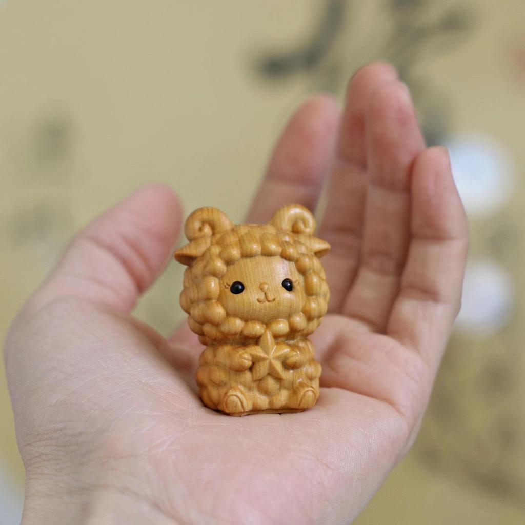 Thuja Wood Zodiac Animals: Rzeźbione wisiorki z motywem Kaczora Donalda i Myszki Miki.