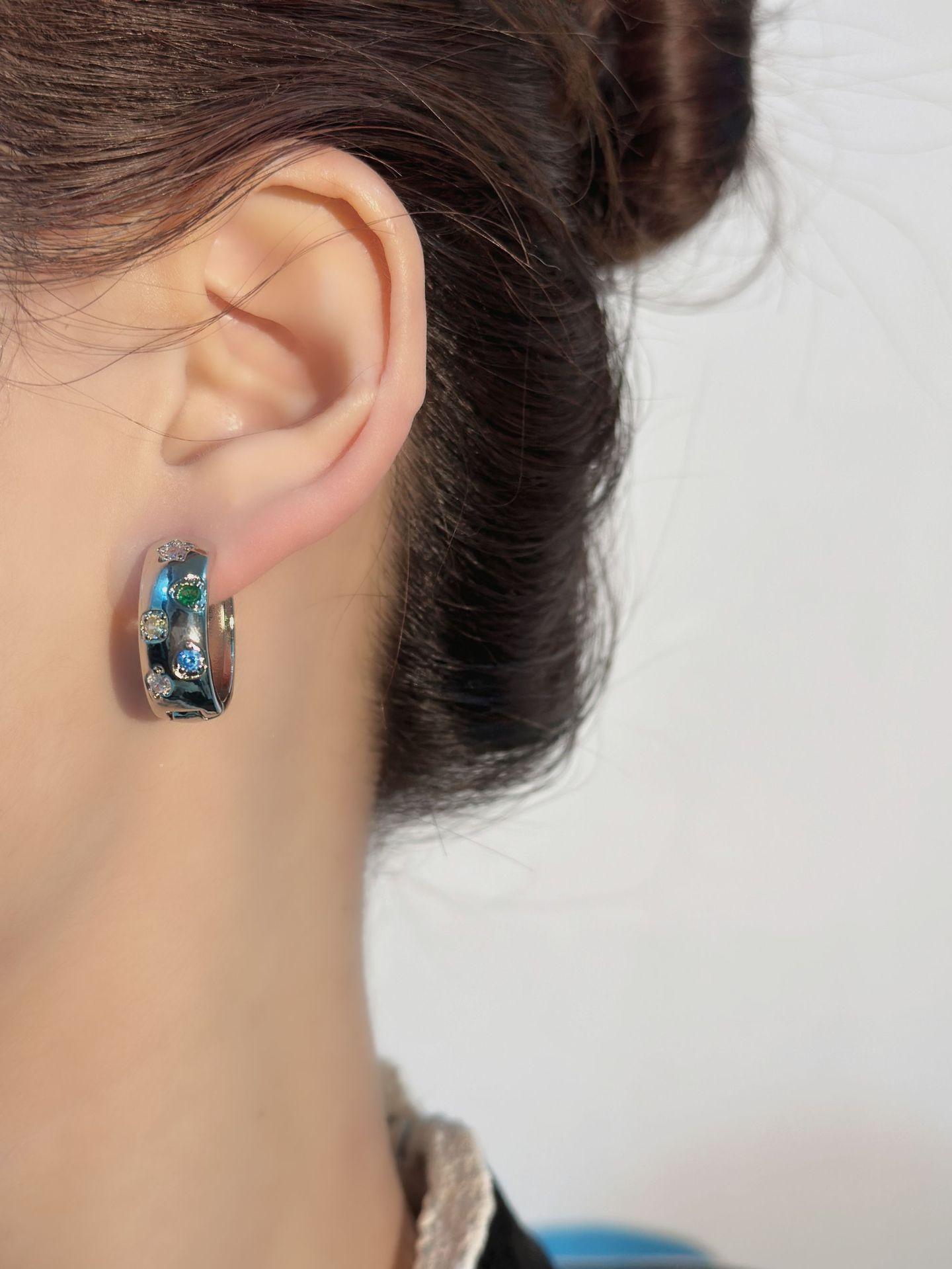 

Простые и изысканные цветные циркониевые серьги-клипсы в виде звездного света, роскошный темперамент, экологически чистые