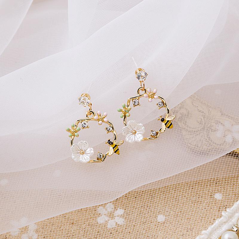 1Pair Hollow Wreath Flower Earrings For Women  Sweet Bee Stud Earring Girl Wedding Party Jewelry