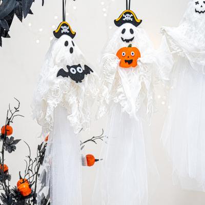 Halloweenská závěsná dekorace duch Spooky létající pirátský duch držící dýni/netopýra/pavouka pro vnitřní a venkovní zdobení stromů