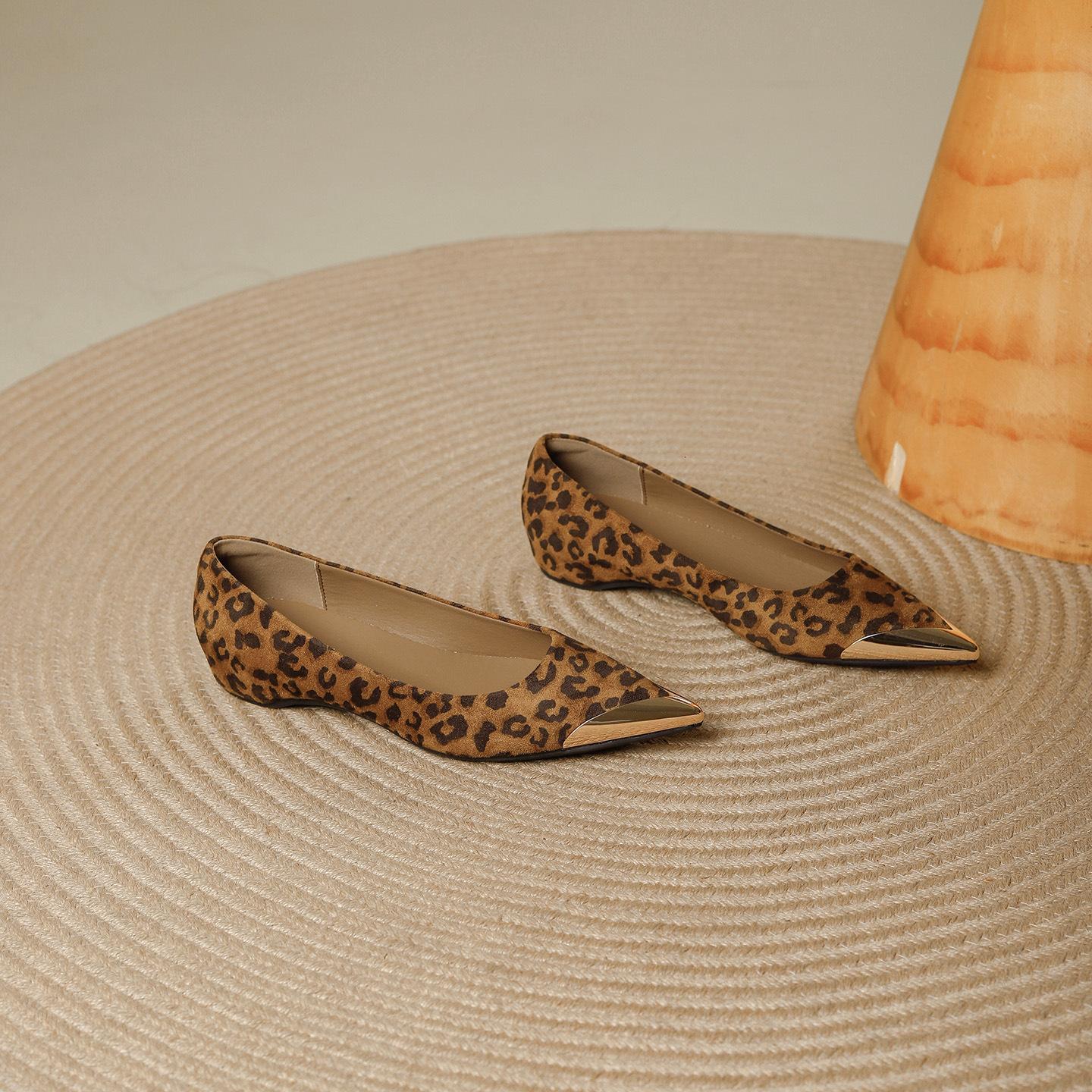 

Металлические остроносые туфли на высоком каблуке женские 2025 осень новые леопардовый принт дизайн темперамент универсальные низкий каблук внутренняя высота увеличение одинарные туфли 40