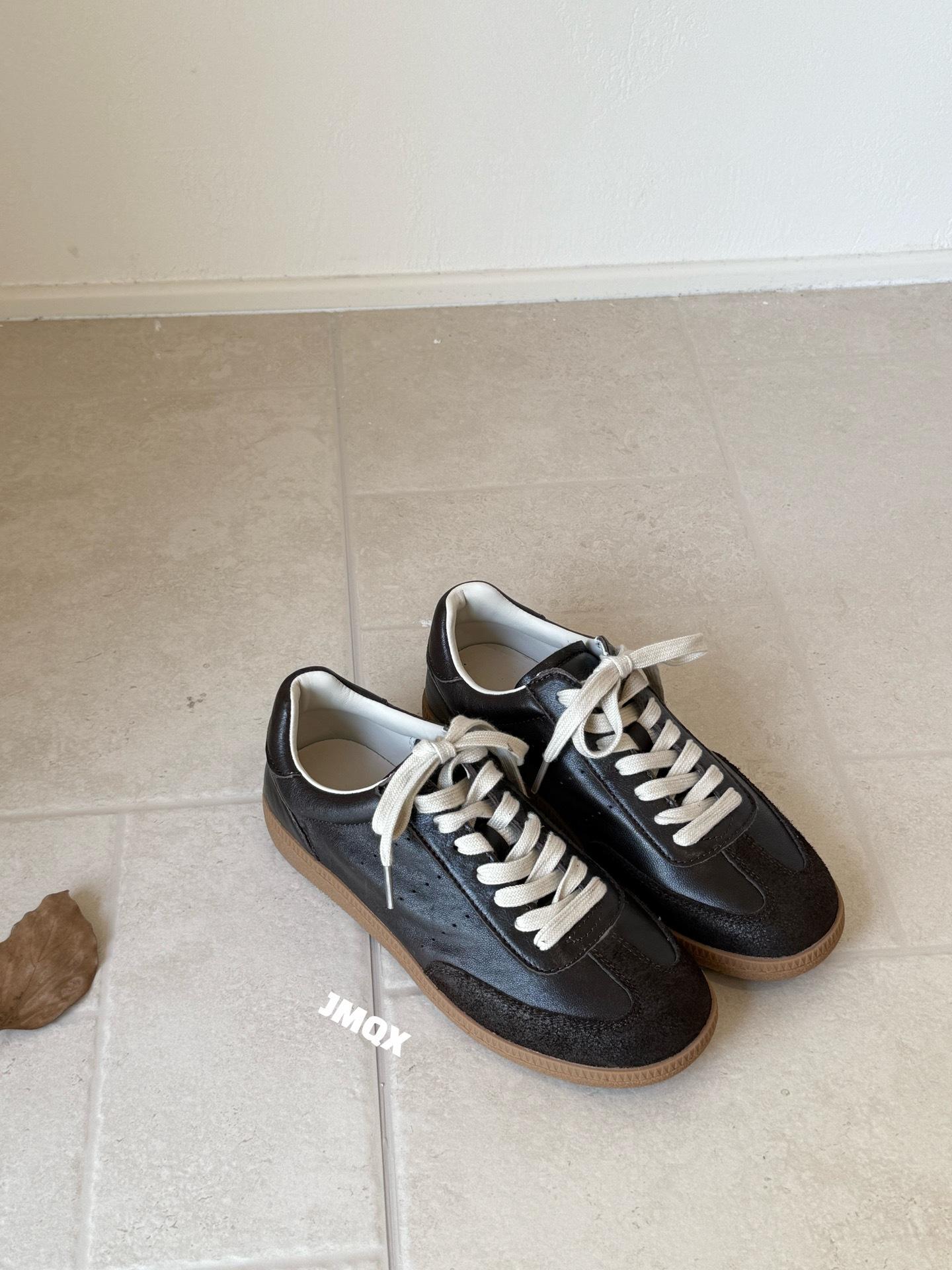 

European red German training shoes women s 2025 autumn new leather flat-bottomed retro classic sports and leisure versatile board shoes 35