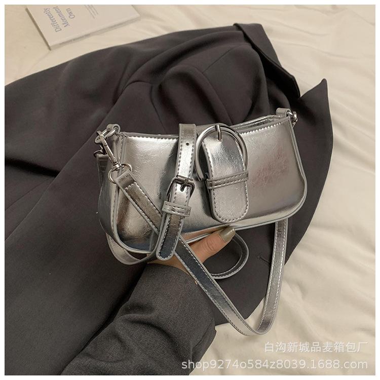 

French niche armpit small bag women s 2025 new fashion texture crossbody bag simple light luxury commuter shoulder bag серебряный