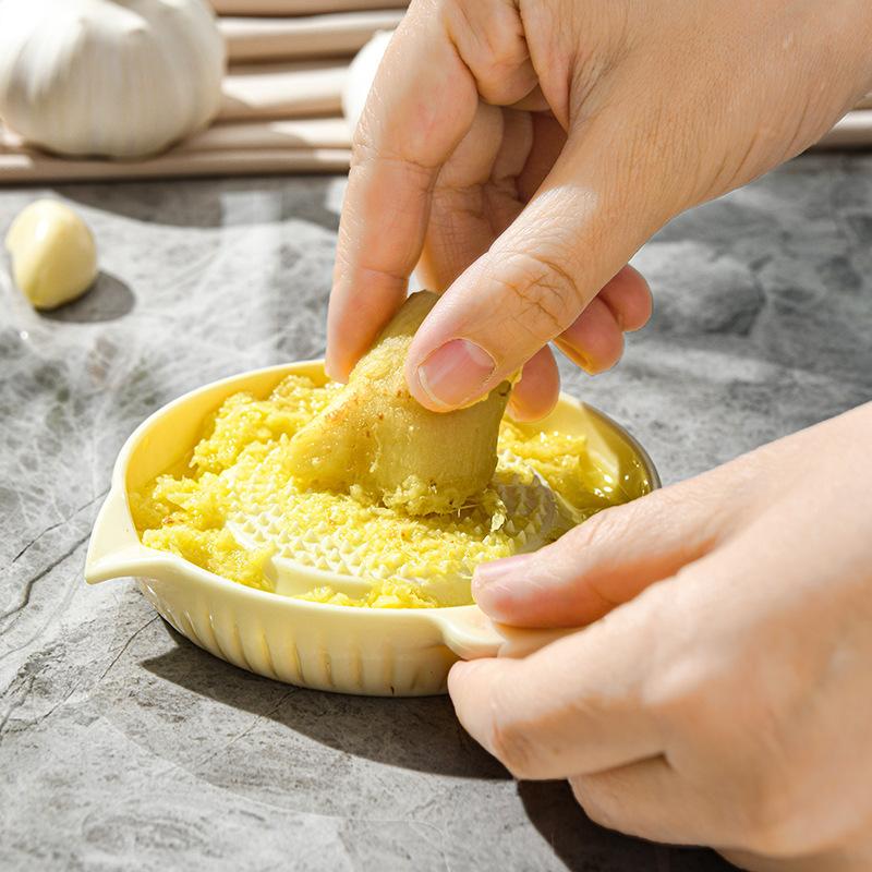 Kuchyňské pomůcky Plastové nástroje na strouhání zázvoru a česneku Mačkací nástroj s víčky Kuchyňské ovoce Zelenina Ruční mlýnek Přenosný Kulatý