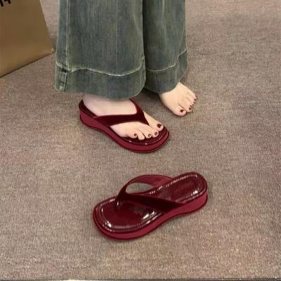 Ciabatte con zeppa scarpe da donna calzature estive 2025 versione coreana suola piatta dita con gonna da spiaggia pantofole fresche