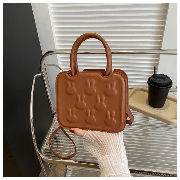 

Нишевая милая девичья сумка-сердечко, маленькая сумка, женская, новая коллекция весна-лето 2024, простая и универсальная милая сумка-кролик, маленькая квадратная сумка, сумка-мессенджер темно-коричневого