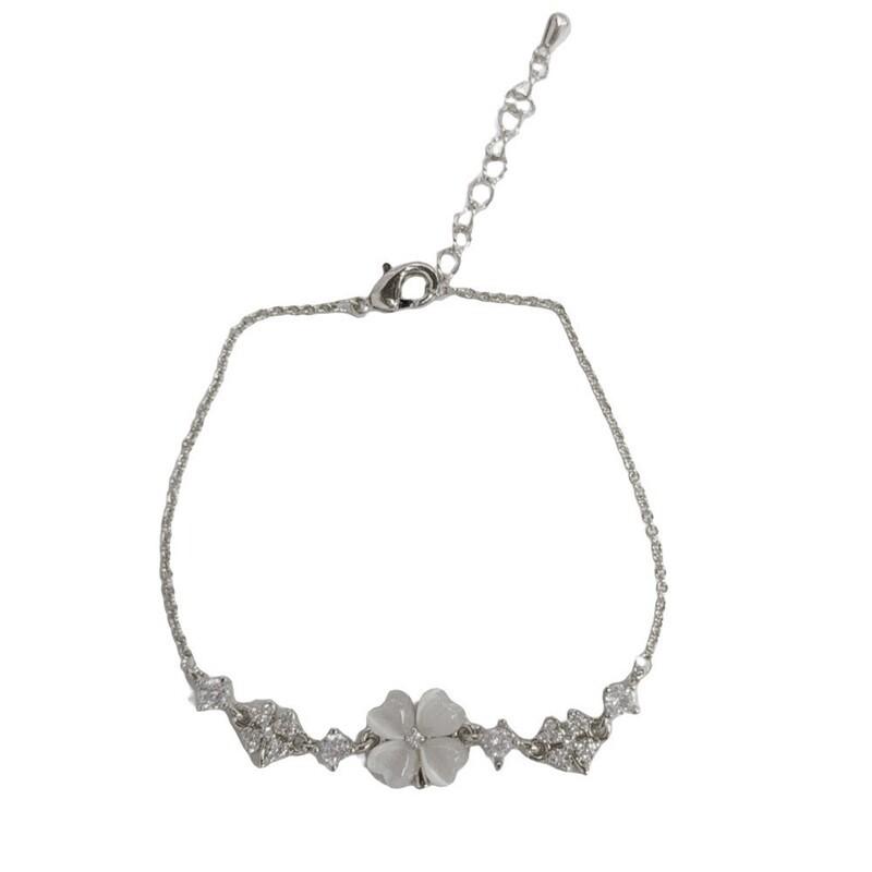 Elegant Minimalist Womens Gold-Plated Bracelet With Floral Zircon Adjustable Chain Fashionable Daily Wear Jewelry