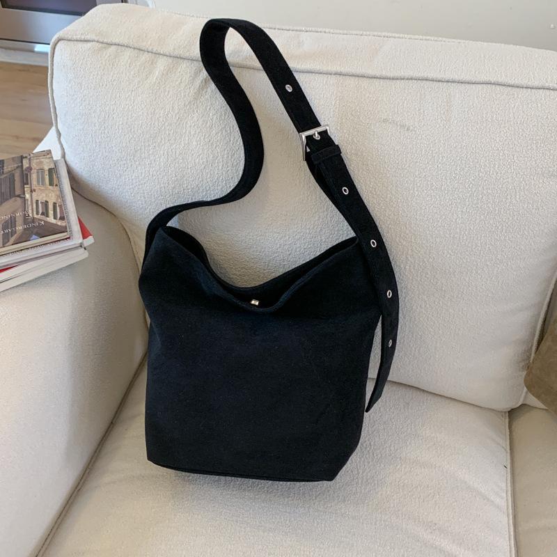 Large capacity tote bag women's 2025 new commuter women's bag high-end retro shoulder bag crossbody bucket bag