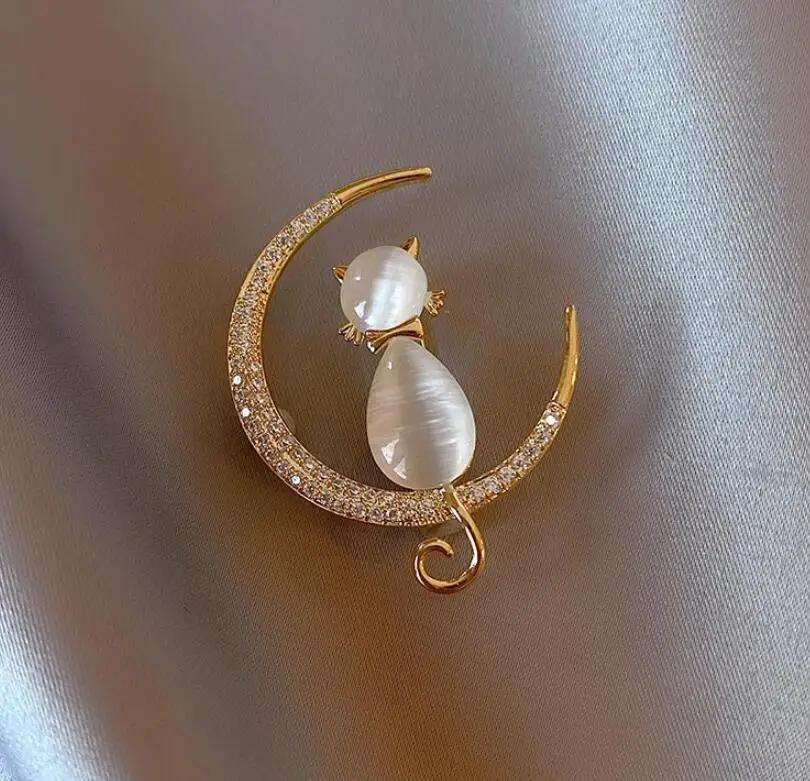 Fashion Pearl Maple Leaf Rhinestone Brooches For Women Elegant Metal Fixed Clothing Pins Daily Jewelry Accessories