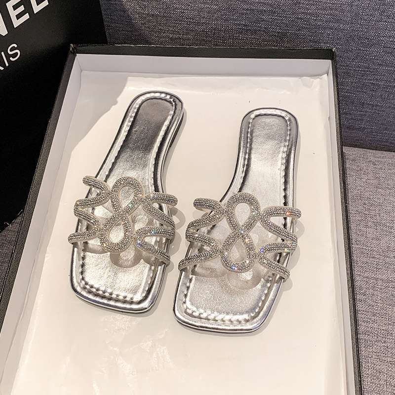 

Popular flat-bottomed slippers for women s outerwear 2025 summer new rhinestones fried street one-word fashionable versatile sandals 666 серебряный