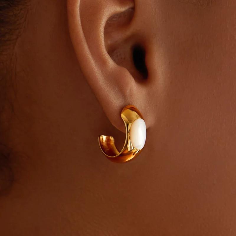 Today'S Unique Niche White Shell Black Agate Stud Earrings, High-End Fashion And Simple Temperament Earrings