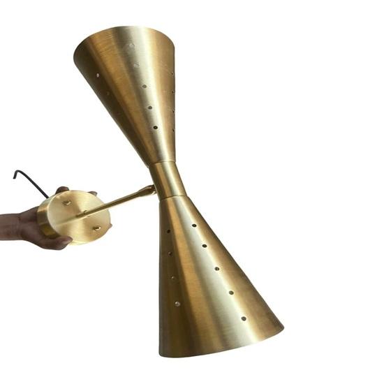 Par Guld Mid-Century Modern Mässing Väggs sconce Atomisk Fluga Dubbel Kon Sminkbelysning Armatur för Heminredning Sovrum, Kontor, Kök