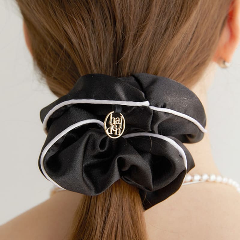 Halden Line Satin Logo Pendant Scrunchie (H010_black)