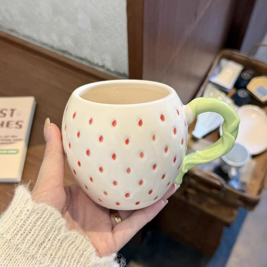 Strawberry mug with lid, high-value creative cup, ceramic water cup, niche birthday gift for girls