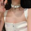 Bequeme Kurze Halskette Damen Choker Knochen Anhänger Mehrere Löcher Verstellbare Länge Metallschnalle Kunstleder Faux