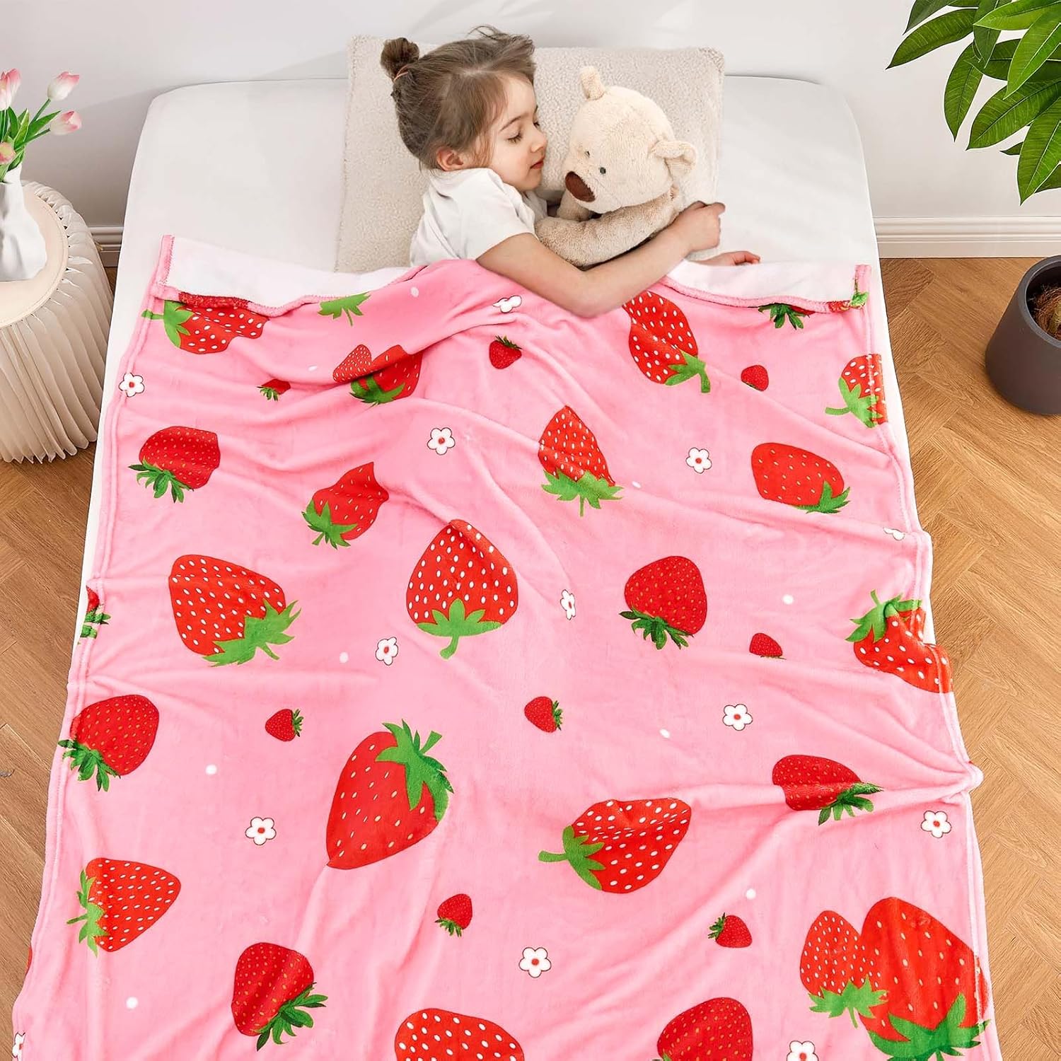 

VIKAMA Strawberry Patterned Plush Blanket, Suitable For Bedroom And Living Room, a Warm And Decorative Home Accessory 80x120cm(31x47inch)