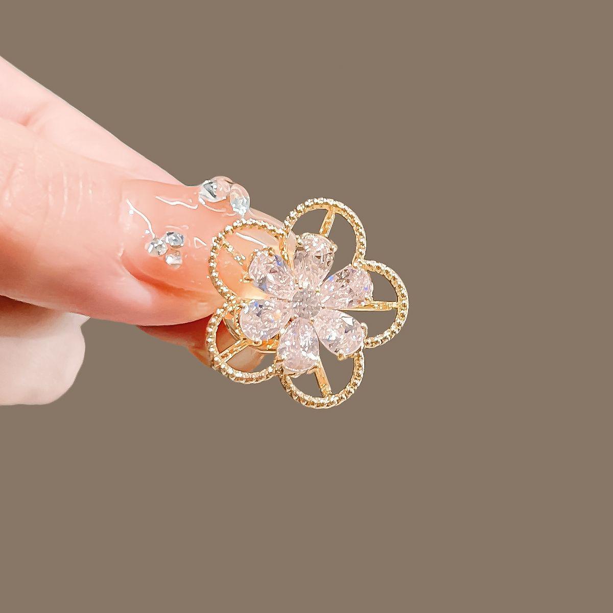 

Цветочная брошь Изысканная и высококлассная маленькая брошь Летняя застежка-булавка против бликов Аксессуар для кардигана