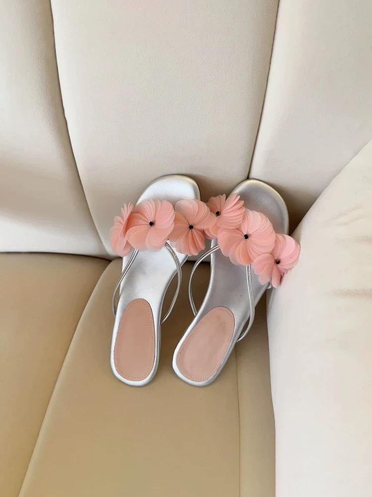 

Sheepskin version~ French fairy style flower toe cool slippers women s outer wear 2025 summer versatile low-heeled sandals 40 серебряный