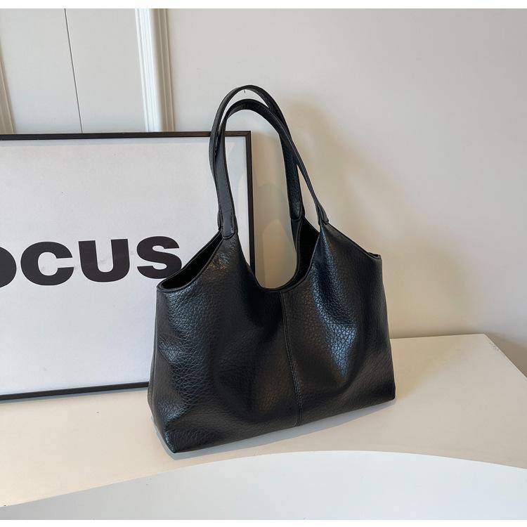 

Модні ретро шкіряні сумки для жінок Тренд 2024 Жіночі прості сумки на плече великої ємності Великі однотонні сумки Гаманець чорний