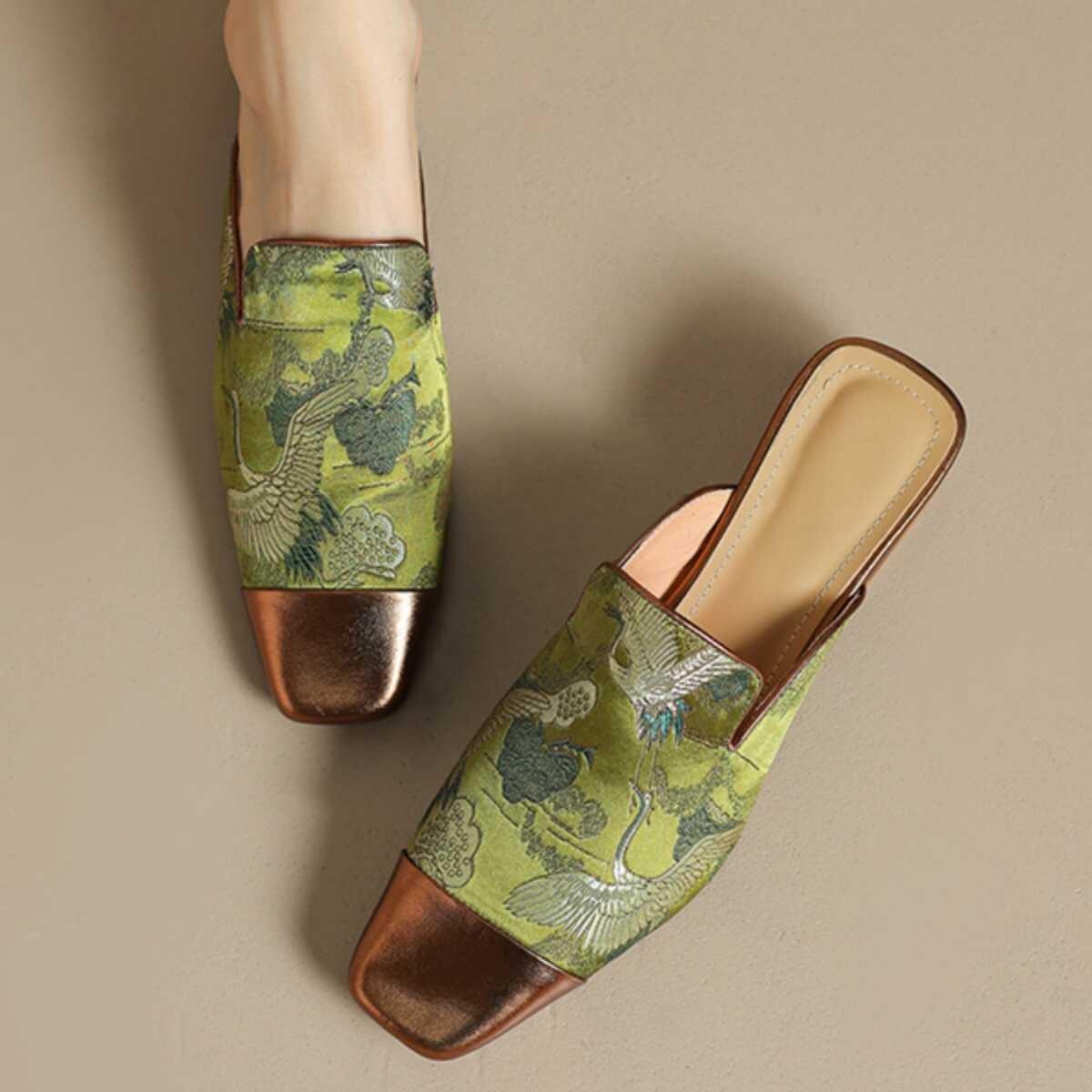

Туфли-мюли на низком каблуке с квадратным носком, атласной вышивкой, в стиле ретро, в национальном стиле, на толстом каблуке, ленивые туфли, с закрытым носком, крутые шлепанцы для женщин 40 зелёный