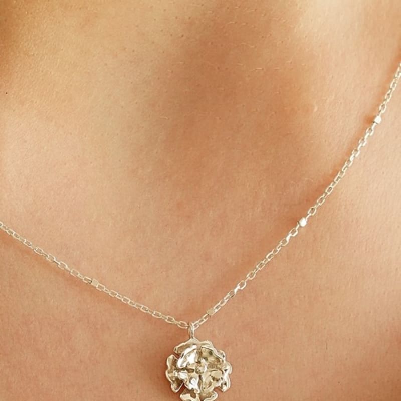 BELLOOGGI Lisianthus necklace