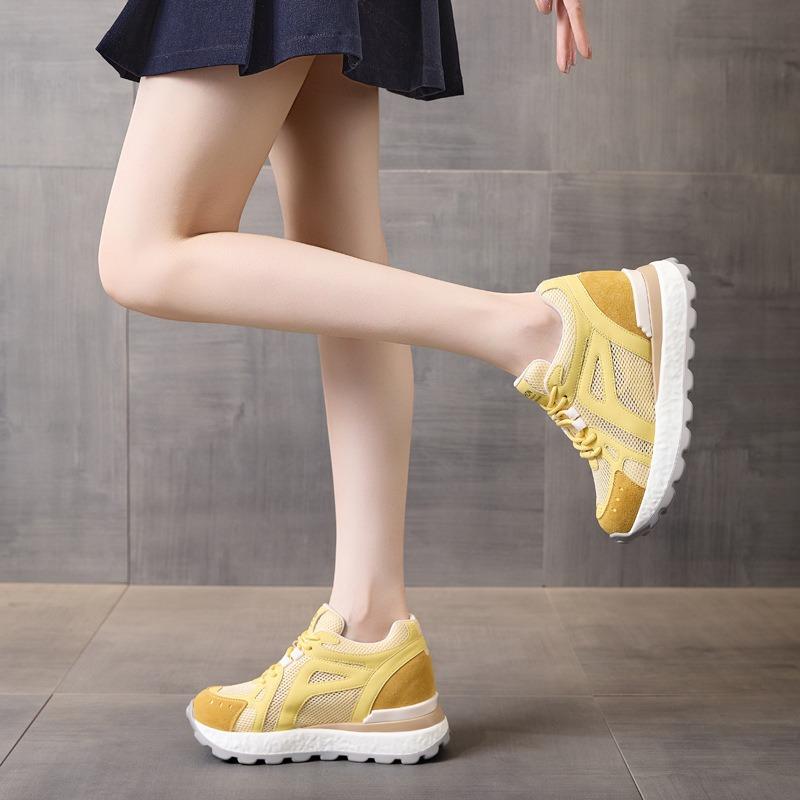 Neue Plateauschuhe für Damen nehmen im Frühling und Herbst zu, sportliche, vielseitige kleine weiße Schuhe haben hohen Wert.