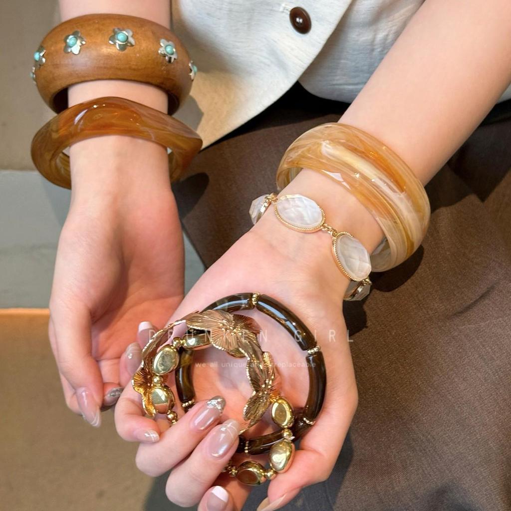 Acrylic Flower Open Bangle: Creative & Exaggerated Bracelet for Women