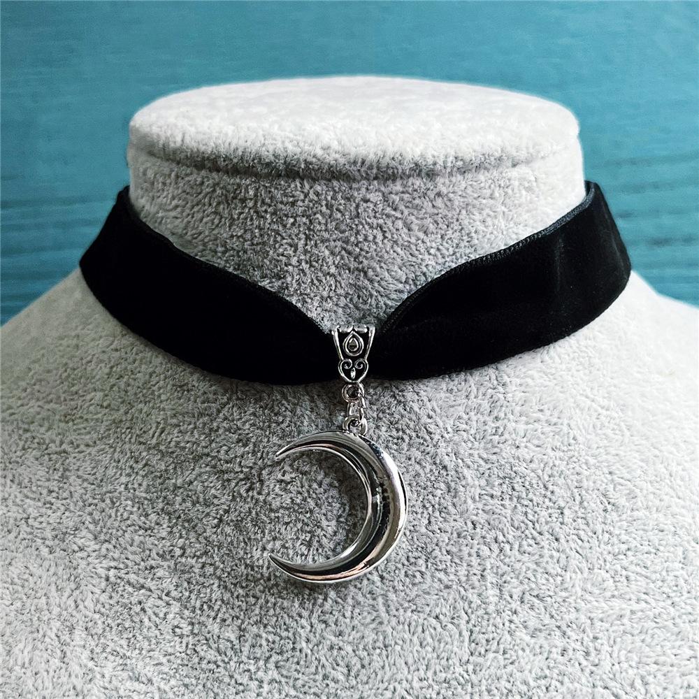 Fashion Gothic Sliver Color Smooth Surface Crescent Moon Pendant Black Velvet Necklace for Women Halloween Party Jewelry Gifts