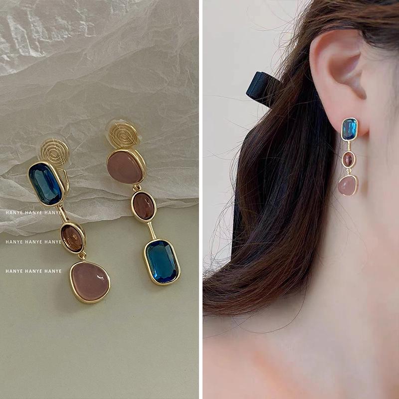 French Retro Pearl Clip-On Earrings: Mosquito Coil Design, Hong Kong Niche Style, No Piercing Needed, Women's High-End Fashion Accessories.