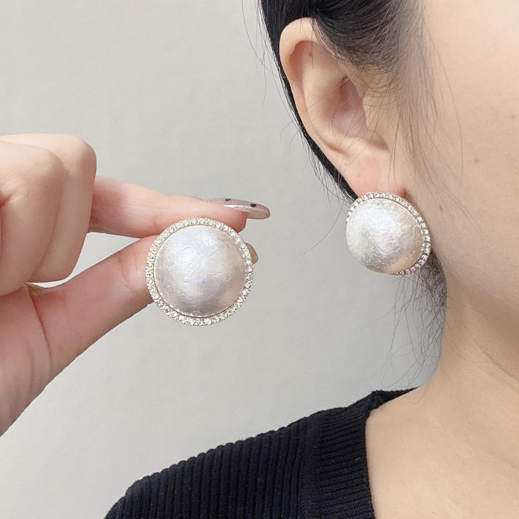 South Korea's New Geometric Simple Crack Sponge Pearl Earrings Personalized Mermaid Ji Big Pearl Versatile Earrings