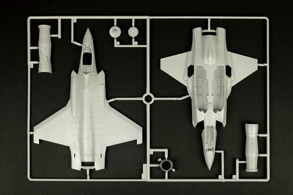 PLATZ 1/72 Scale Air Self-Defense Force F-35A Lightning II 301st Squadron 50th Anniversary Special Paint Plastic Model TPA-51 (Airplane)