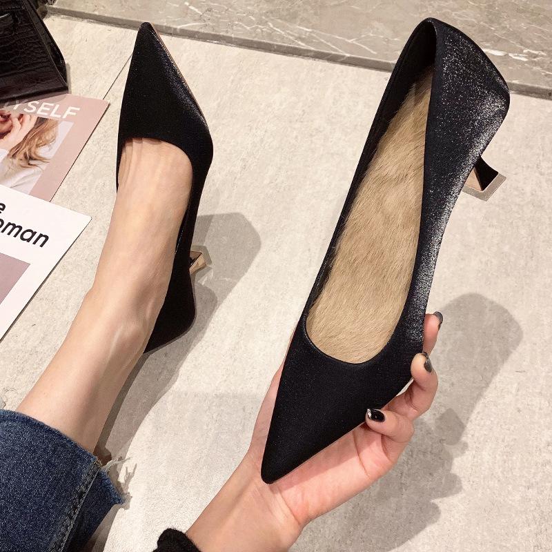 61502 Low-Top Vier-Jahreszeiten Einfarbig Koreanische Version Satin Mode Spitz Zehen Dünner Absatz Täglich Durchschnittliche Größe High Heels