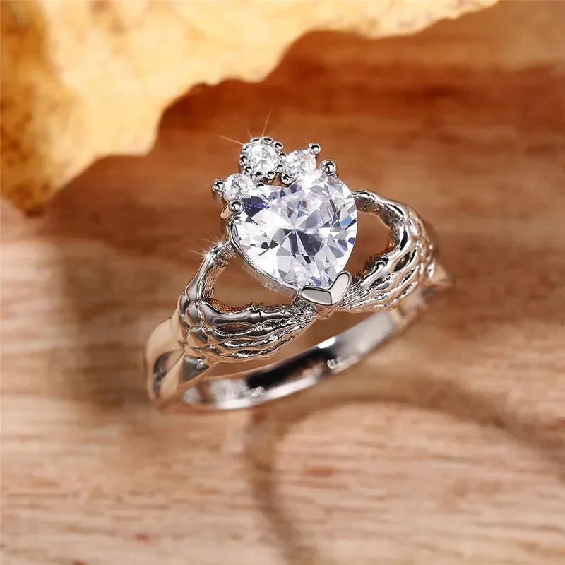 

2026 Ne w Crystal Heart Cubic Zirconia Hands Love Rings for Women Stylish Proposal Engagement Zircon Unique Design Female 6 медный