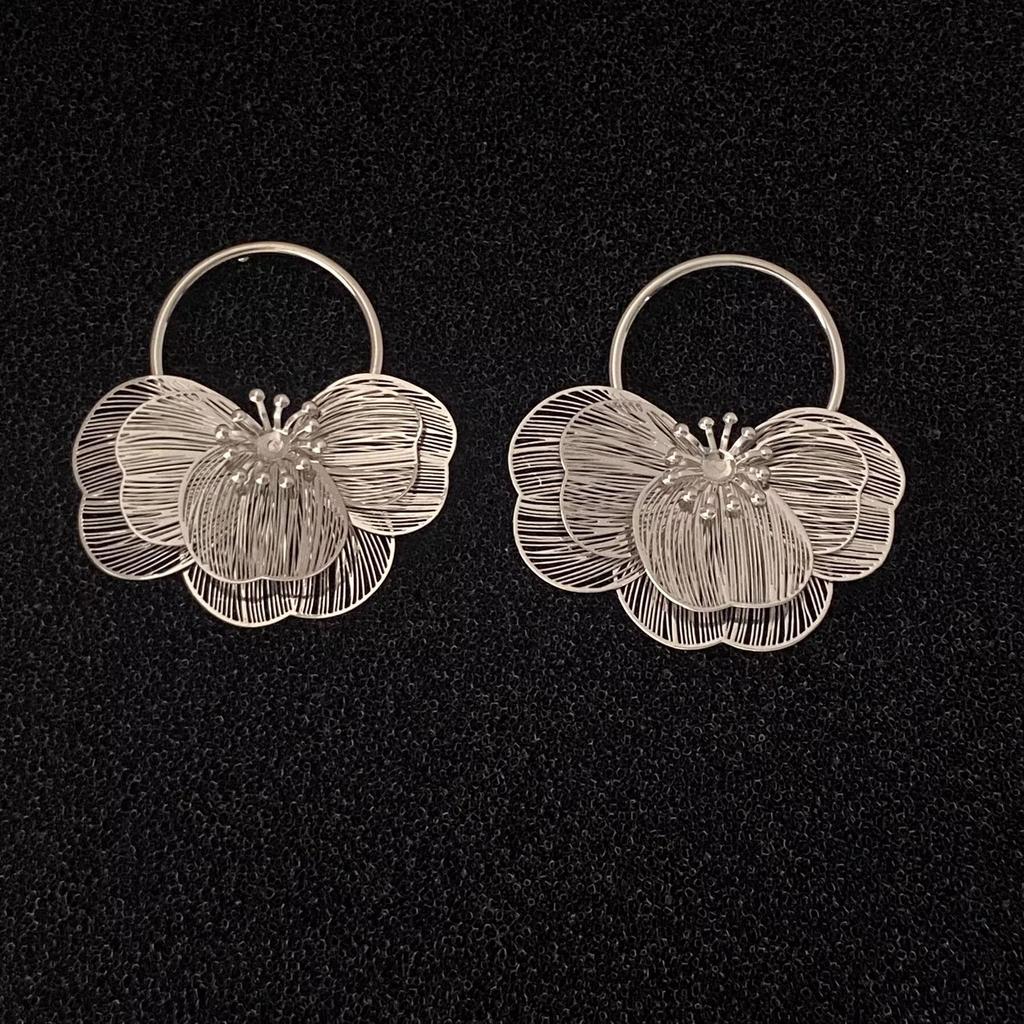 Seaside Vacation Floral Stud Earrings for Women – Elegant Niche Design