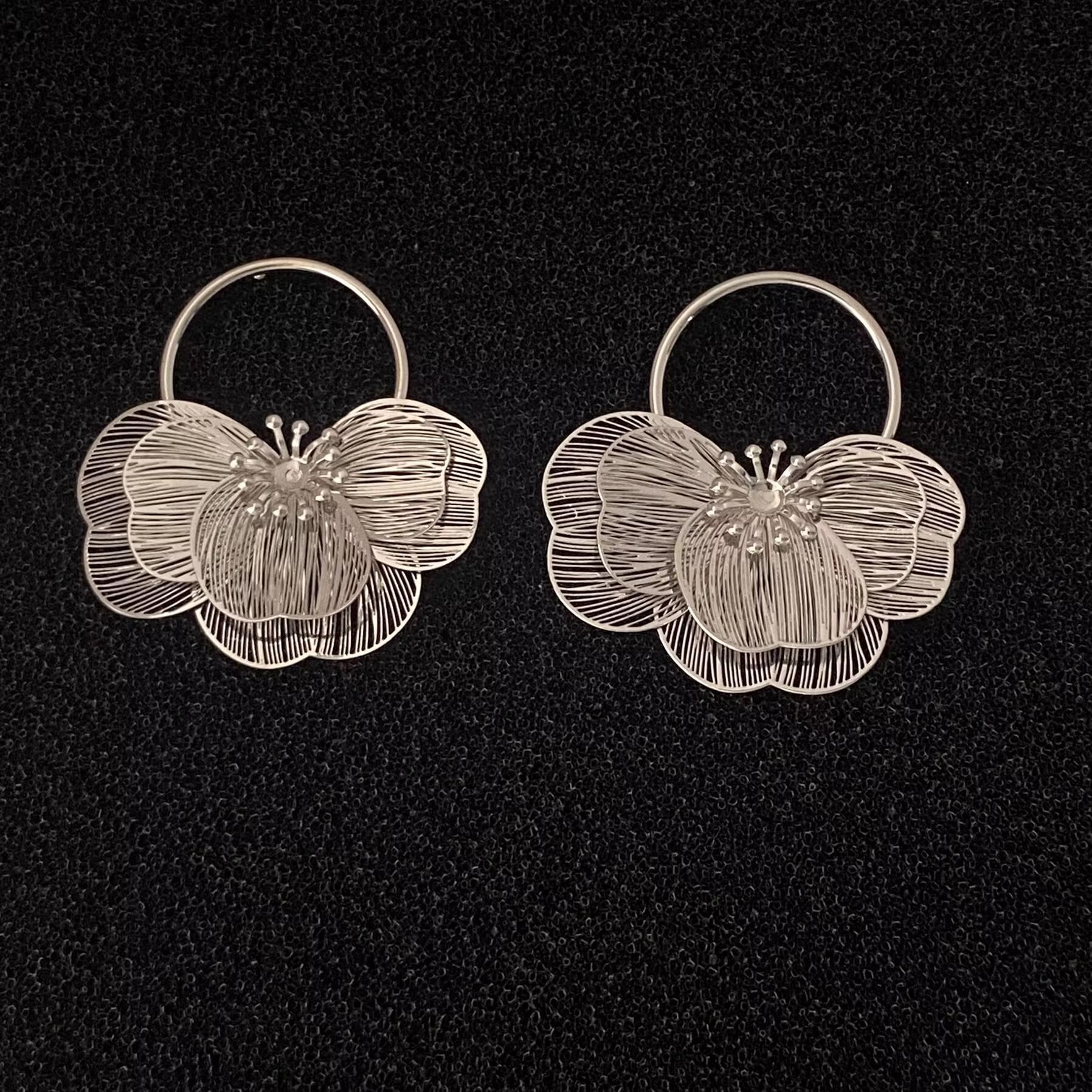 Seaside Vacation Floral Stud Earrings for Women – Elegant Niche Design