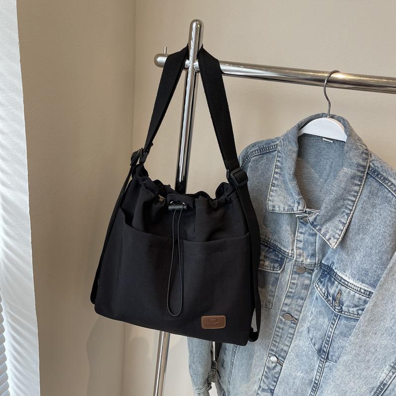 2025 new large-capacity casual fashion drawstring pleated shoulder bag travel leisure messenger tote bag women