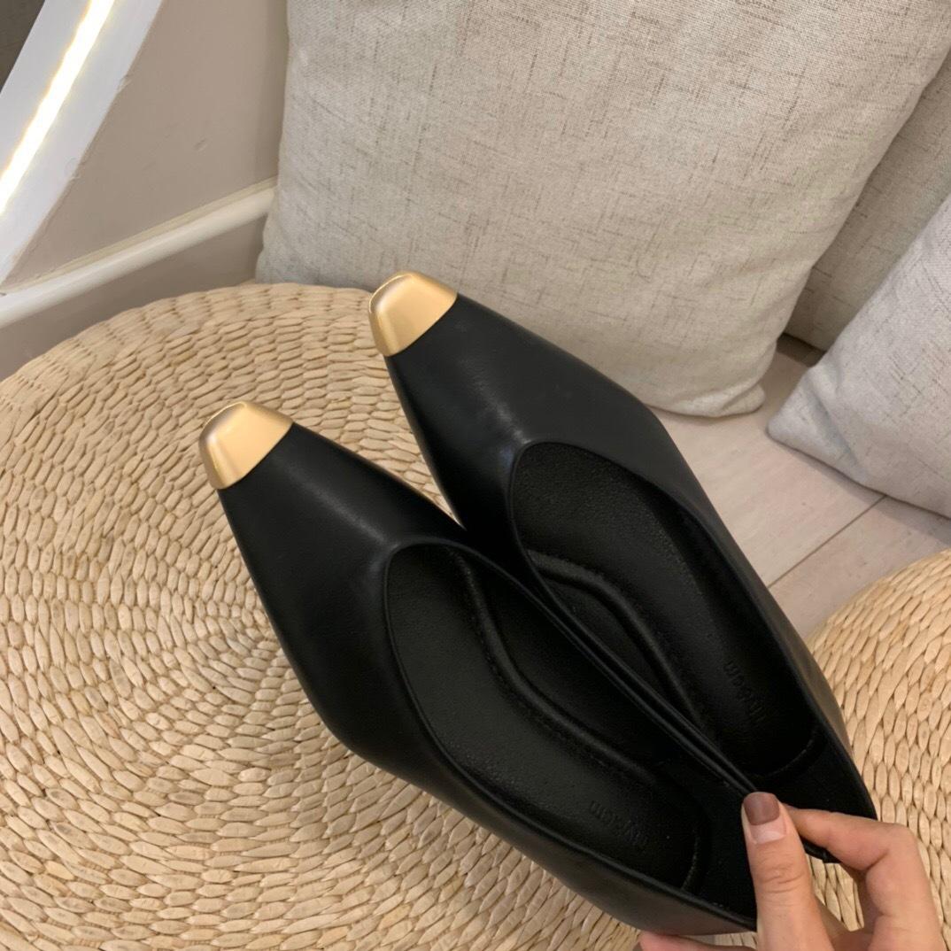 

Плоские весенние черные одинарные туфли женские туфли 2025 новые остроносые темпераментные французские туфли на низком каблуке для поездок на работу 35