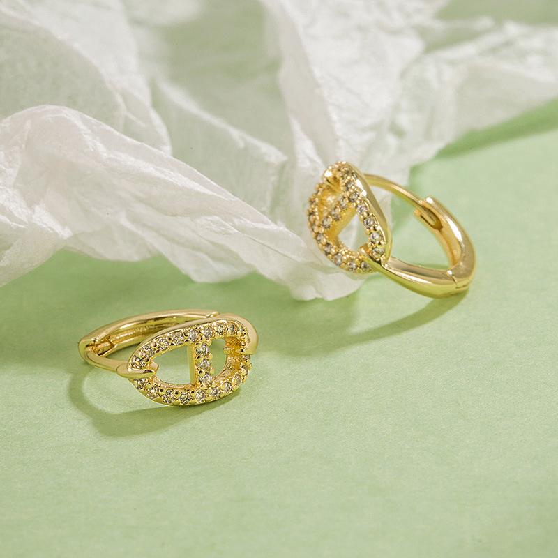 Trendy Geometric Ear Cuffs: Elegant Retro Style for Early Autumn 2023
