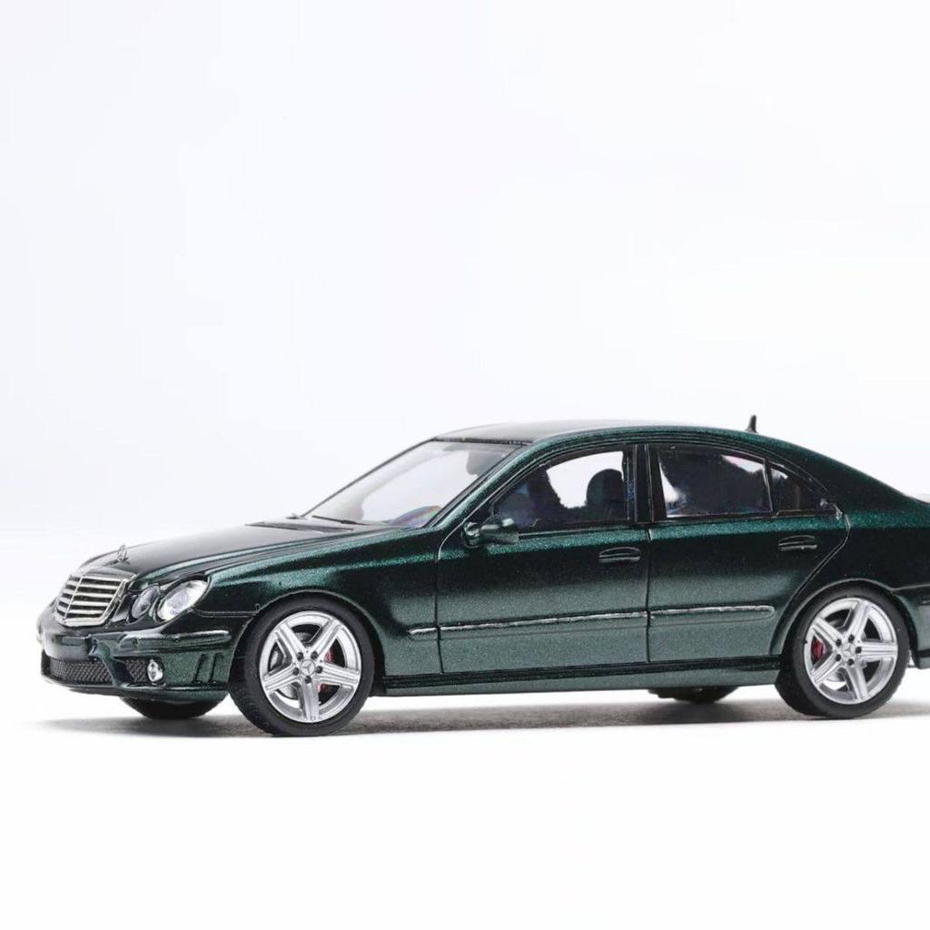 AAN1 Km 1:64 Mercedes-benz E63 W211 Classic Four-eyed Mercedes Alloy Car Model Collection