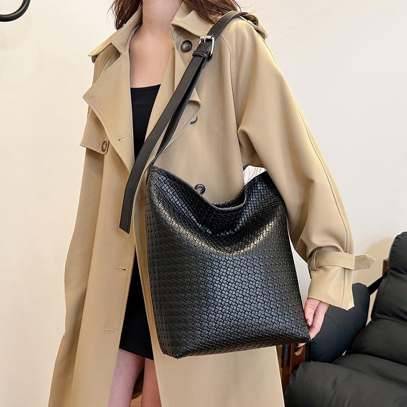 

Женская сумка-ведро в стиле ретро, универсальная, большая вместительная, 2024 года, модная, повседневная, для работы и поездок на работу, сумка через плечо 24*13*33 чёрный