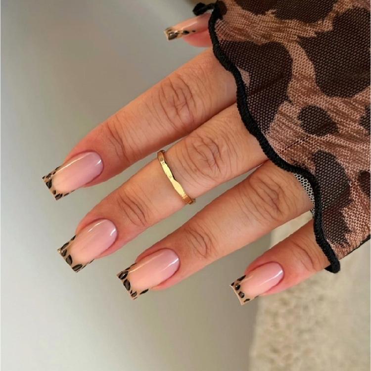 24 ks Krátké čtvercové francouzské Press On nehty Leopardí vzor Akrylové umělé nehty Pro manikúru kvality salonu Ozdoba na nehty