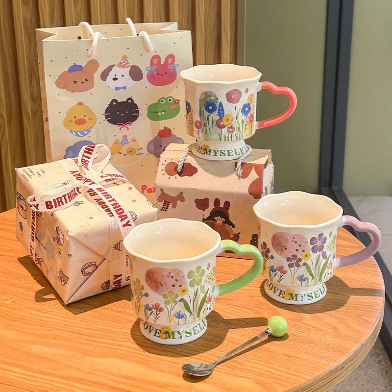 Hochwertige florale Keramiktasse, Nischendesign Keramik-Trinkbecher, Geburtstagsgeschenk für Mädchen