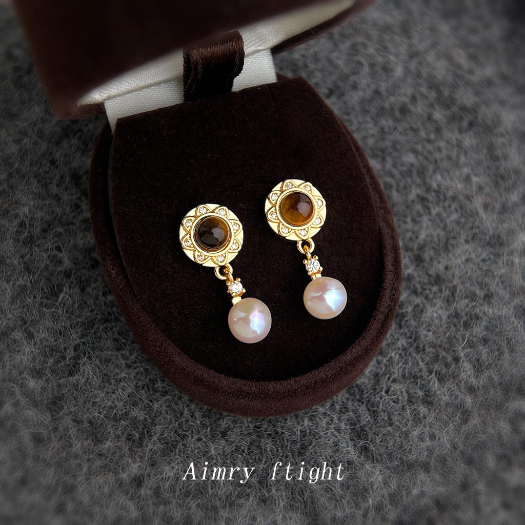 Freshwater pearl micro-inlaid zircon French tiger s eye round s-pin earrings.