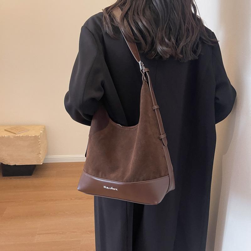 Large capacity bag women's autumn and winter versatile 2025 new retro shoulder crossbody bucket bag women's commuter tote bag