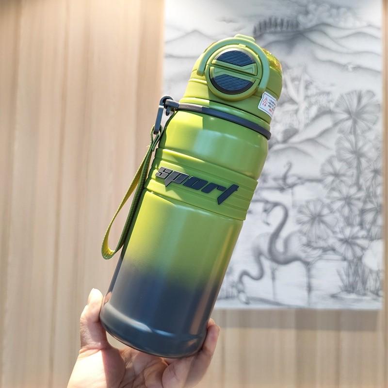 Tragbare, isolierte Sport-Trinkflasche mit Strohhalmverschluss für Schüler und Outdoor-Aktivitäten