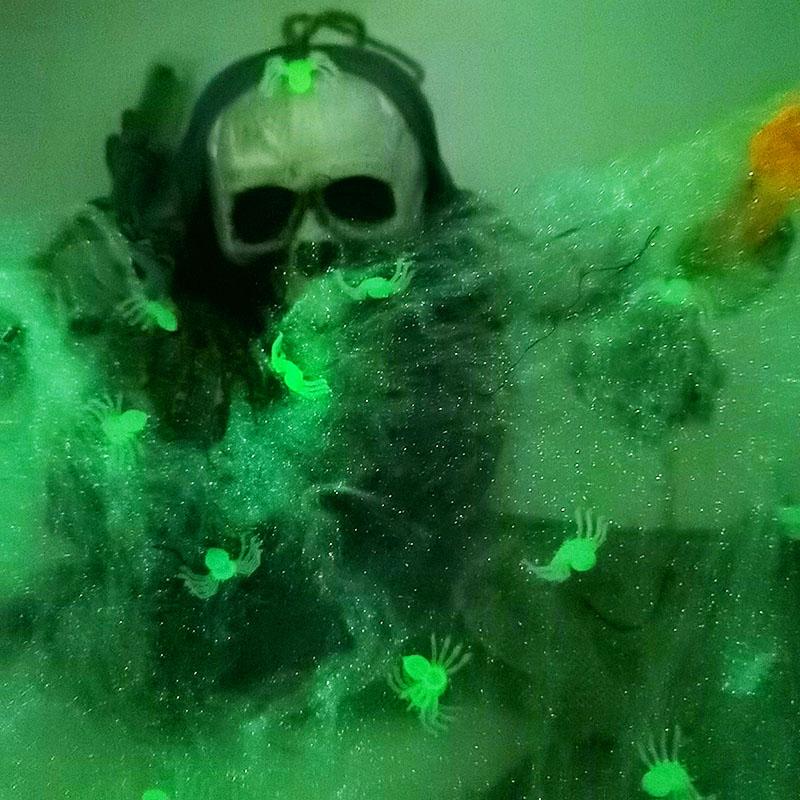 50/100pcs Halloween Black Spiders Small Luminous Plastic Spider Halloween Party Home Decoration Tricky Prank Toy Haunted House