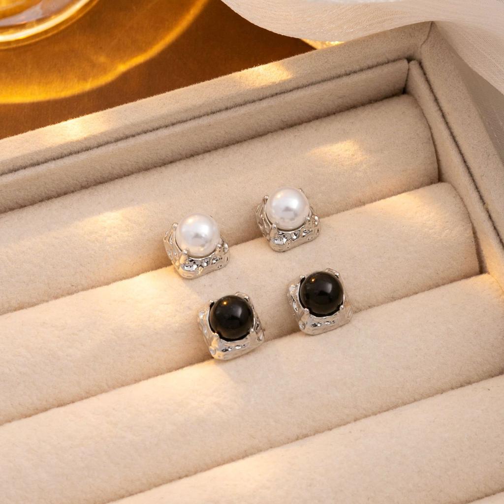 Retro Hepburn Style Black Pearl Earrings, Simple Metal Style High-End Geometric Square Texture Stud Earrings