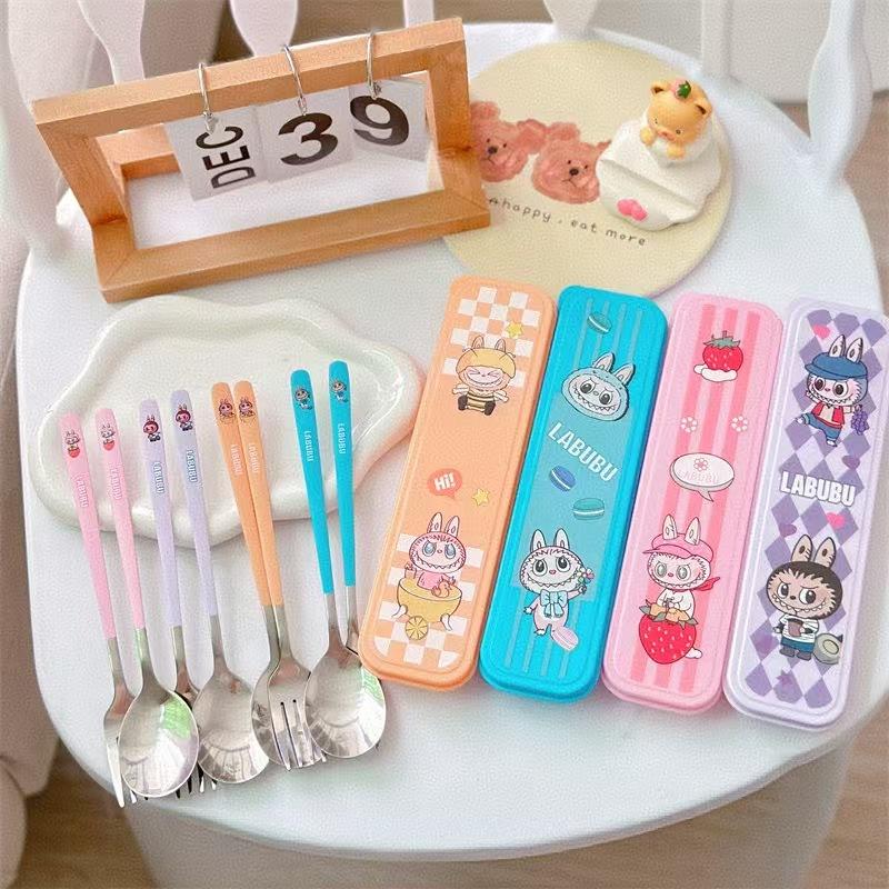 Labubu Draagbare Bestekset van Twee Stuks Cartoon Roestvrij Staal Vork Lepel Opbergdoos Student Draagbare Eetservies Set