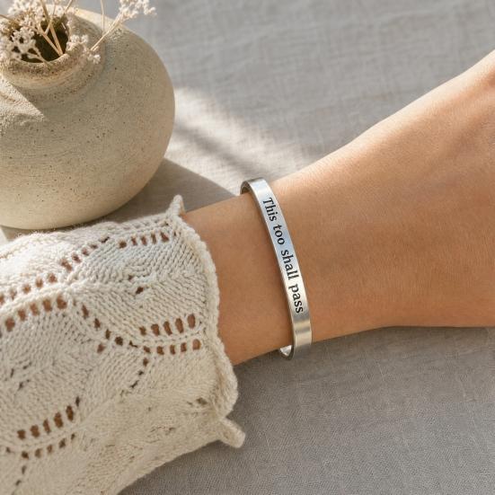 Bracciale a manica dal design semplice, Questo passerà anche, Braccialetto con mantra, Messaggio nascosto inciso, Promemoria di resilienza, Bracciale ispiratore, Regolabile